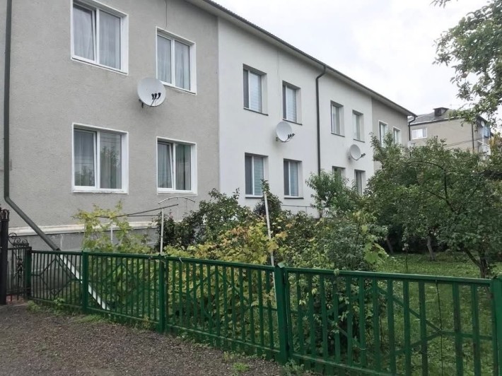 Продається 2 рівнева квартира в таунхаусі на 4 сімʼї в с. Гусятин - фото 1