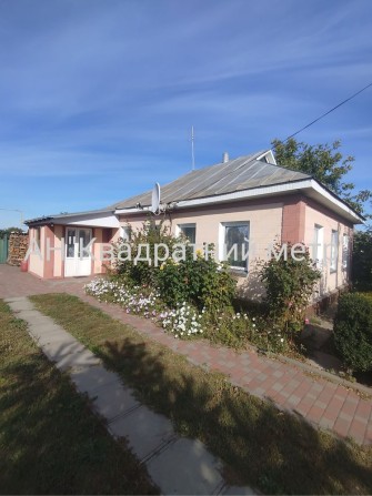 Продам гарний будинок в центрі с.Білозіря - фото 1