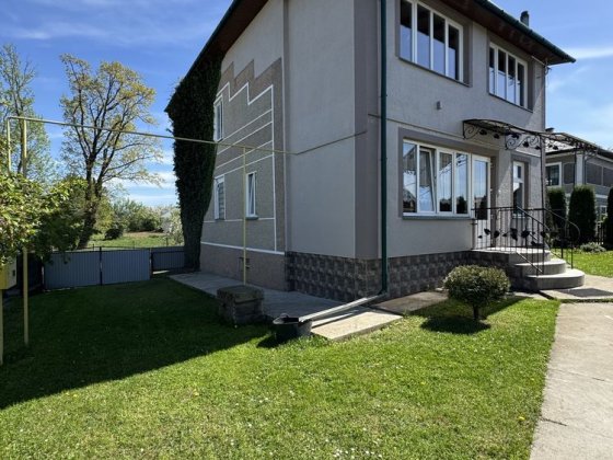 Продам ДВОповерховий просторий будинок Сторожинец