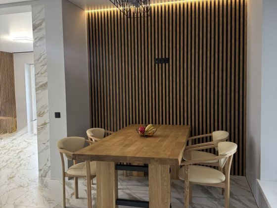 Новий будинок хай-тек з ремонтом Гострик