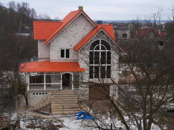 Сучасний будинок у парковій зоні біля міського озера Івано-Франківськ