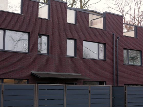 Таунхаус розташований в приватному секторі. Поруч Бучанський парк. Буча