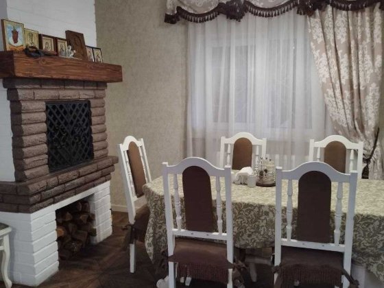 Просторий сімейний будинок у Бучі з терасою та гостьовим будинком Буча