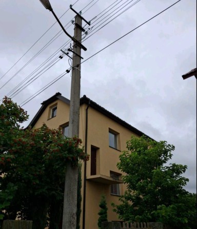 Просторий сімейний будинок біля річки з терасою та гаражем - фото 1