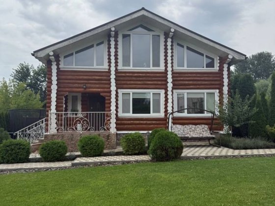 Будинок у Бучі зі зрубу з банею Буча