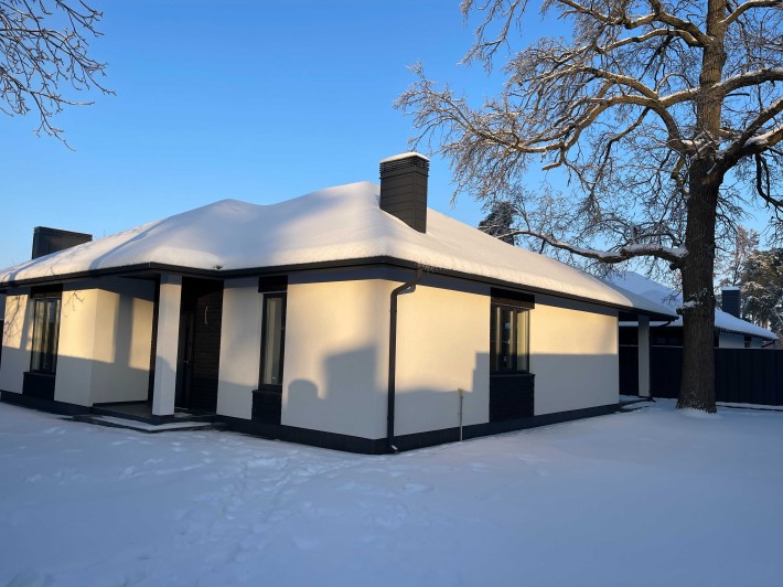 Новий будинок з ділянкою 5 соток та терасою в оточені сосен - фото 1