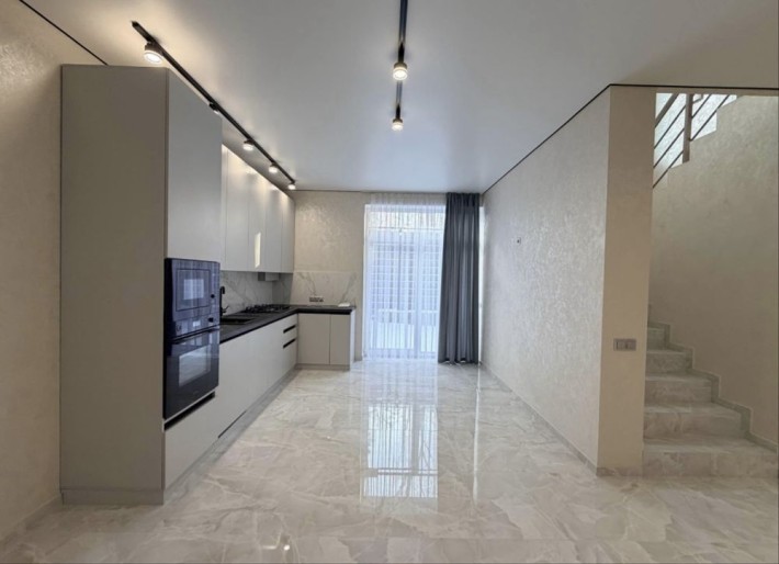 Таунхаус з сучасним, новим ремонтом в Бучі! Центральна частина міста - фото 1