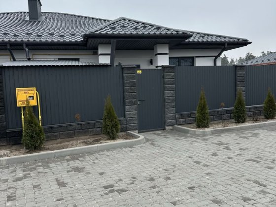 Дуплекс в лісовій Бучі біля лісу. Буча