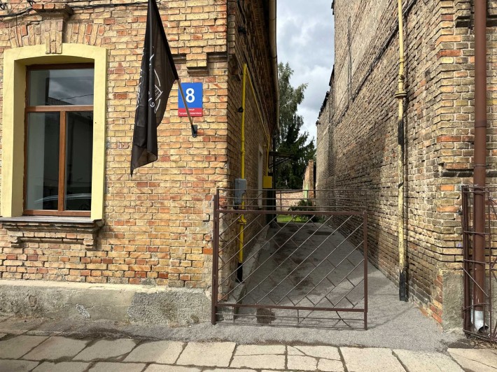 Продається частина будинку з двориком в центрі Луцька - фото 1