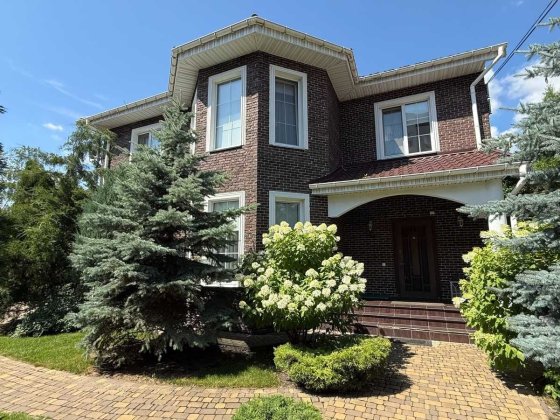 Продаж будинку в центрі Бучі з басейном та ландшафтним дизайном Буча