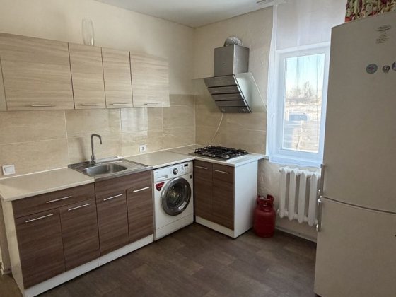 Невеликий будинок біля міста Сумы