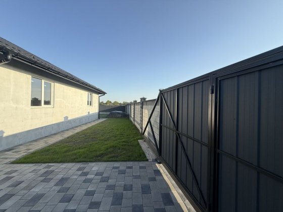 Добротний будинок з комунікаціями,гаражем.13 сот землі. Ровно