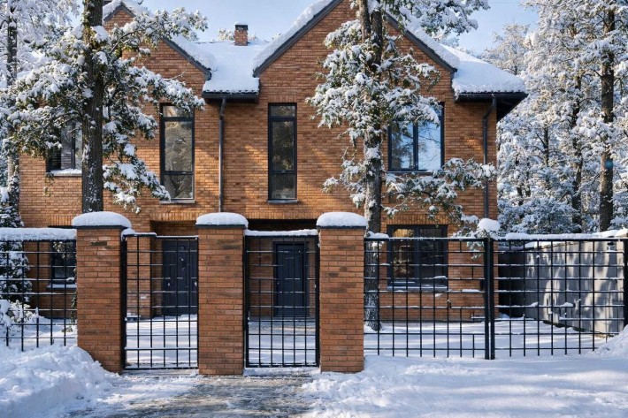 Сучасний будинок з клінкерним фасадом і повноцінною мансардою - фото 1