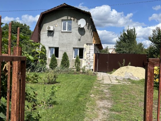 Житловий будинок з господарчими спорудами
