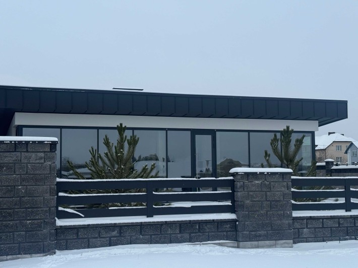 Будинок з фальцевим дахом та панорамним заскленням 75м² та 4со є-Оселя - фото 1