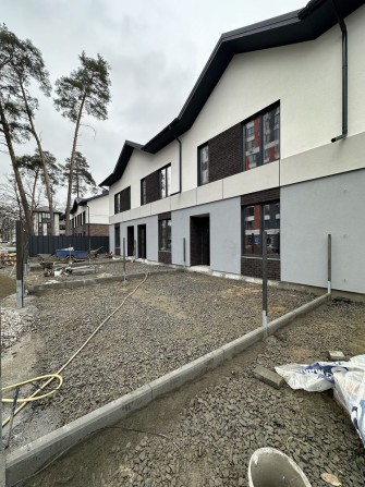 Таунхаус в центрі міста . Окремий передній двір - фото 1