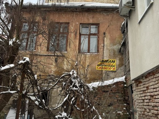 Будинок двох поверховий в центрі міста Черновцы