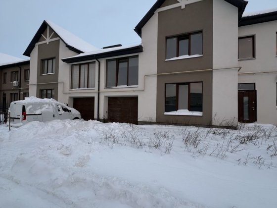 Продам кутовий котедж з гаражем в місті! Район Радіозаводу! Ровно