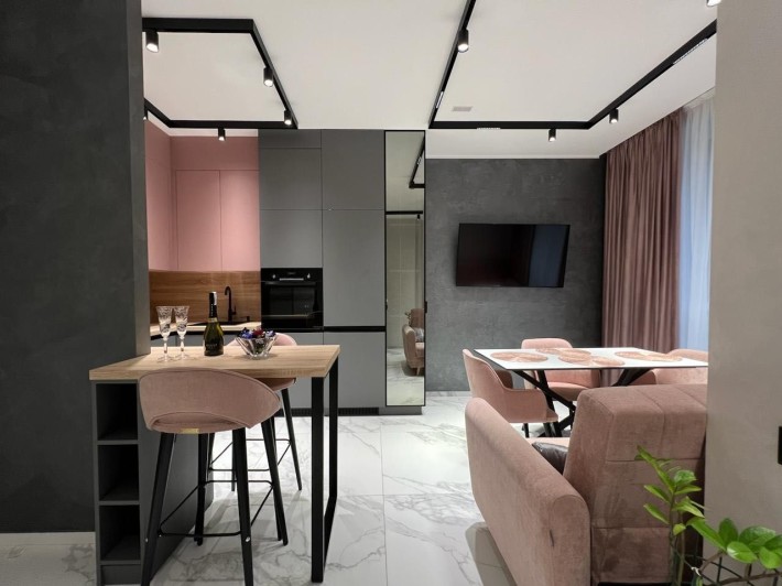 Продаж стильного котеджу поряд з центром міста - фото 1