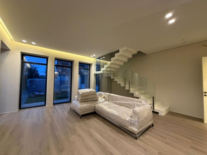 Продаж стильного будинку з ремонтом | Центр міста - фото 1