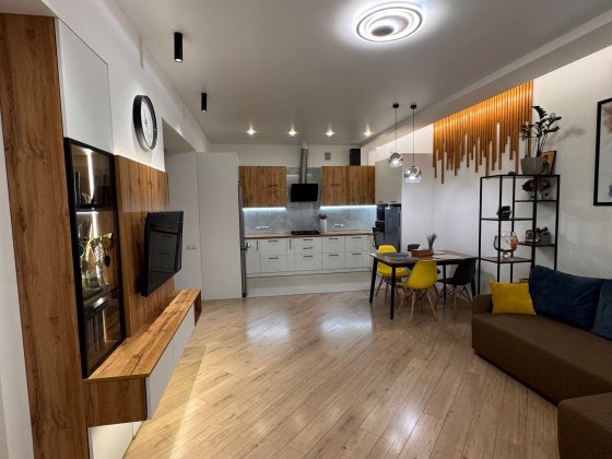 Продаж 3к котеджу з сучасним ремонтом на Щасливому Ровно