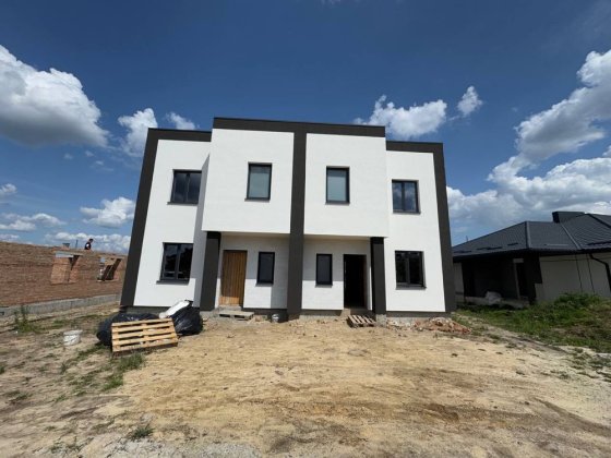 Продам котеджика Дуплекс р-н 3-ї поліклініки Ровно