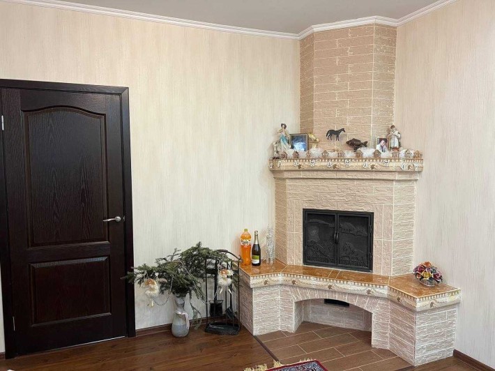 Продам будинок в місті ремонт газ, світло, центральні комунікації - фото 1