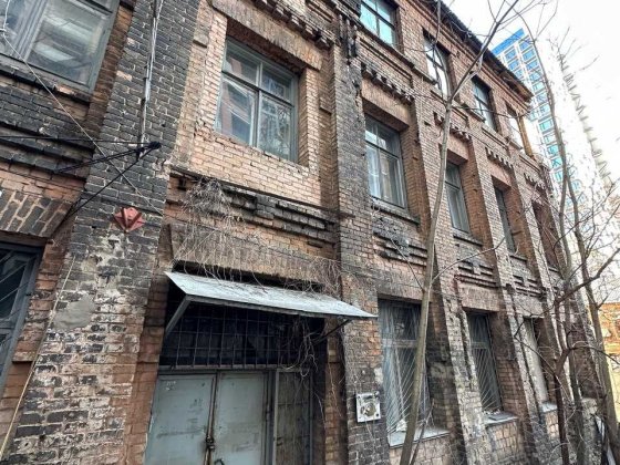 Продаж окремо розташованої будівлі під реконструкцію Жилянська 26а Киев