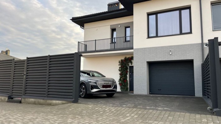 Котедж з ремонтом від власника, підвал, гараж, газ, ділянка 5сот. - фото 1