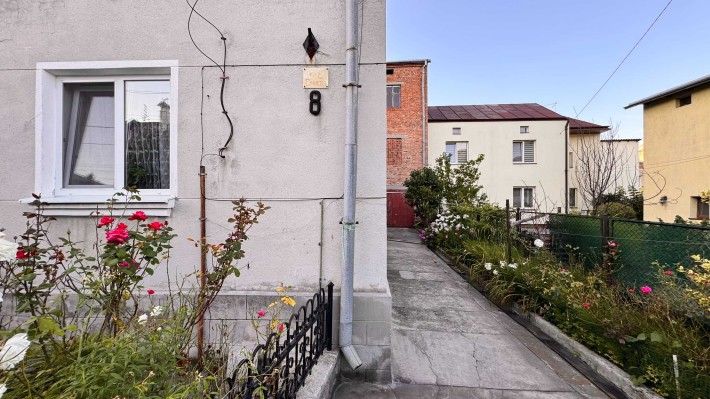 Продаж двох будинків площею більше 435 кв. м на вул. Січнева 8 - фото 1