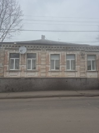 Продам велику частину  дома  (по документах квартира ) 80м2Центр міста - фото 1