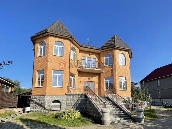 Дім біля річки для тих, хто знає ціну справжньому затишку.