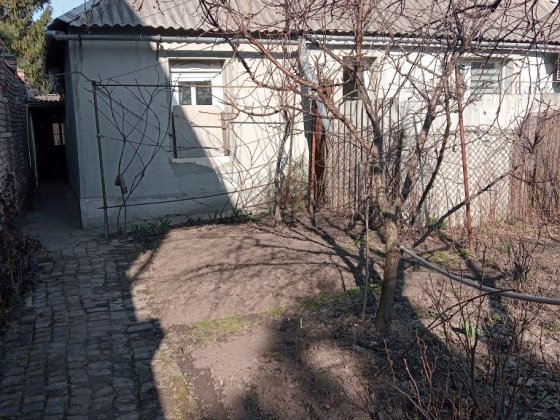 Половину дома в районе Шевченского райисполкома.