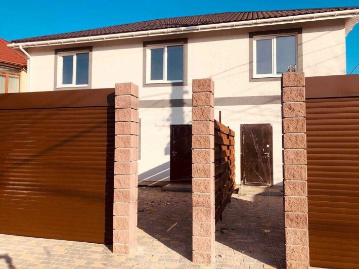 Сучасний таунхаус як приватний будинок — земля + заїзд для авто - фото 1