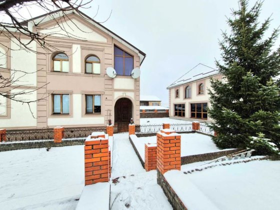 Продам елітний будинок + двоповерхова лазня з басейном в подарунок.. Кропивницкий