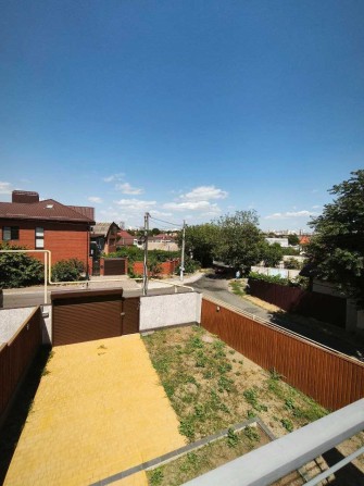 Продам таунхаус на 2.5 сотках земли, все коммуникации, госакт. - фото 1