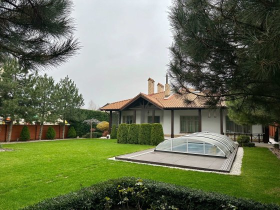 Одноэтажный дом с бассейном в Совиньоне, участок 12,5 соток Одеса