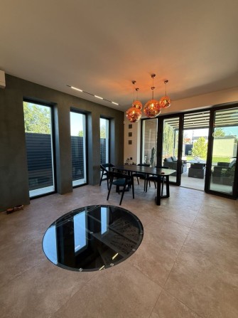 Стильный новый дом в престижном районе. - фото 1