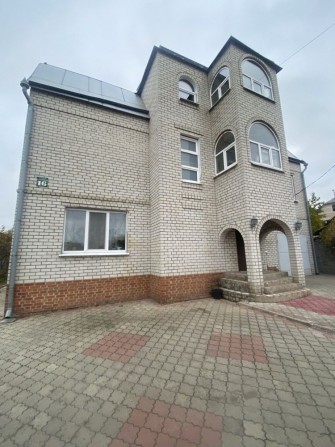 Трехэтажный дом 300 м² с участком 7 соток от собственника - фото 1