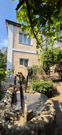 Двоповерховий будинок з великою ділянкою. - фото 1