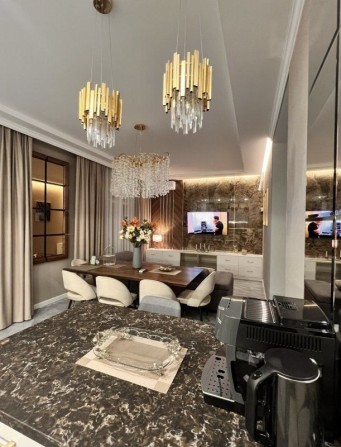 Продам новый дом с дорогим ремонтом и бассейном. - фото 1