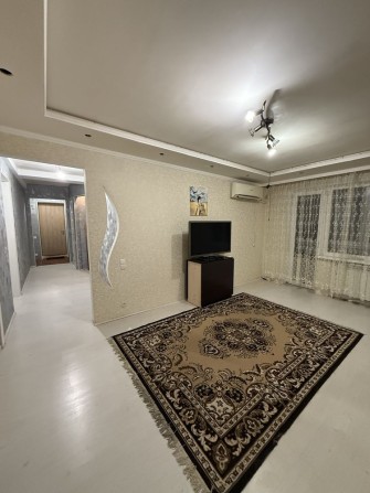 Сдам 3-х комн с большой кухней газ АО - фото 1