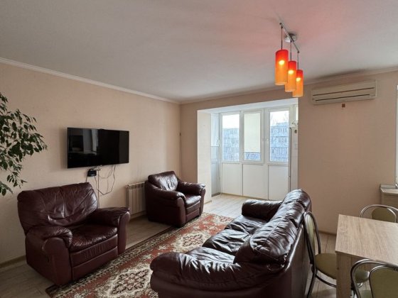 Двокімнатна каартира з кухнею-студією, на довго Черноморск