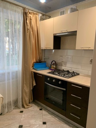 Сдам до лета 3 комнатную с капитальным ремонтом - фото 1