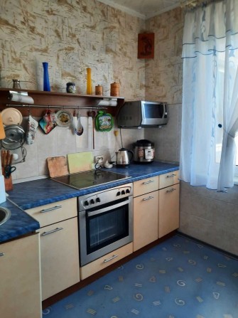 Сдам на год и более 3 комнатную квартиру с удобствами - фото 1