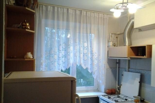 Сдам для рабочих, чистую, аккуратную 3-х комн. квар. в Обухове. - фото 1