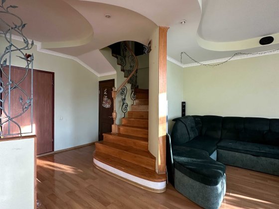 Простора 3-кімнатна двоповерхова квартира в Броварах Бровары