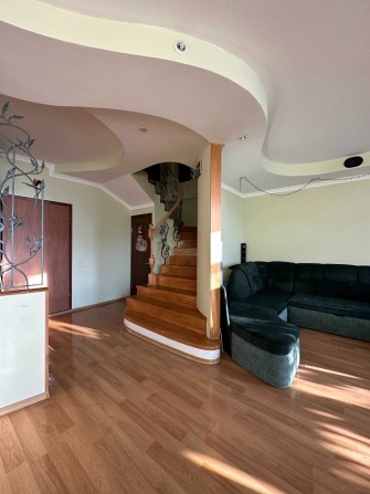 Простора 3-кімнатна двоповерхова квартира в Броварах - фото 1