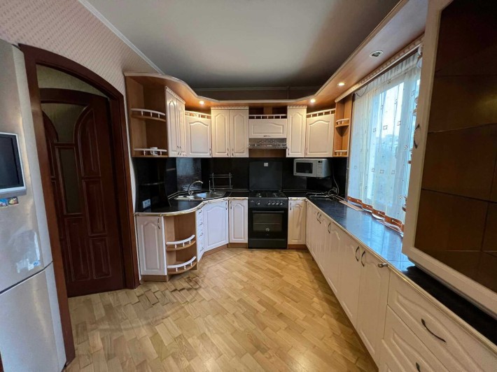 Здам гарну 3 кімнатну квартиру з кухнею студією в самому Центрі міста - фото 1