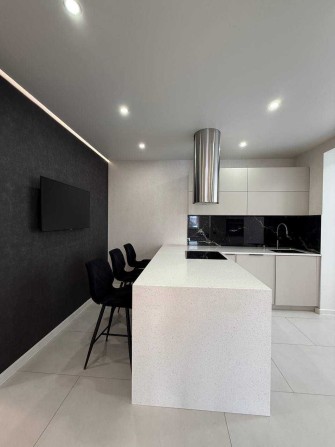 Дворівнева квартира біля парку + гараж - фото 1